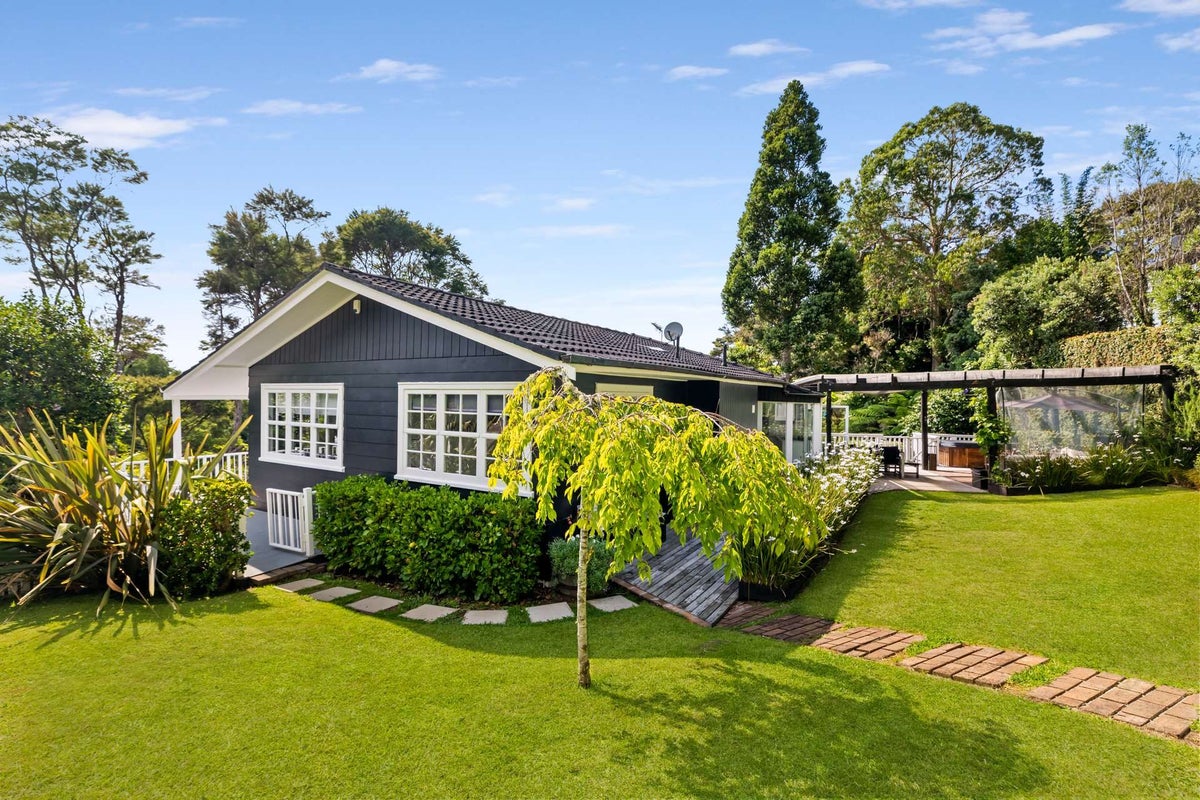754 South Titirangi Road, Titirangi, Auckland - Carousel 1