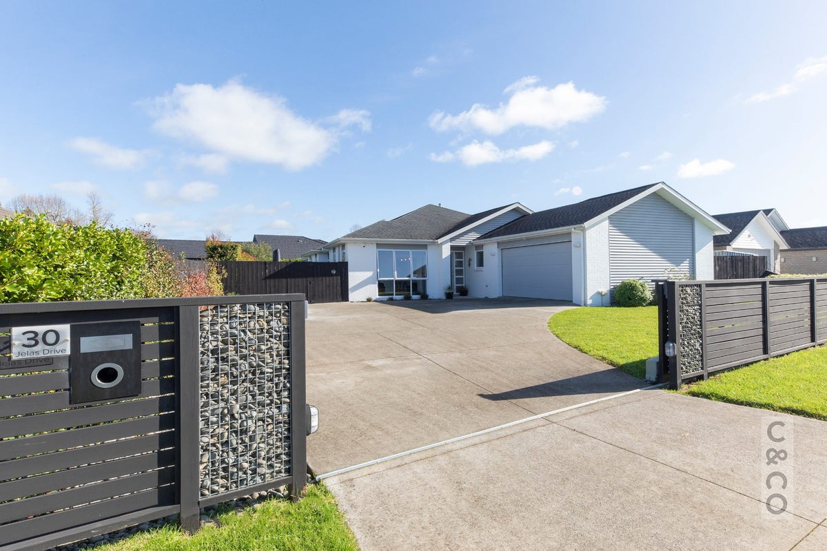 30 Jelas Drive, Riverhead, Riverhead - Carousel 1