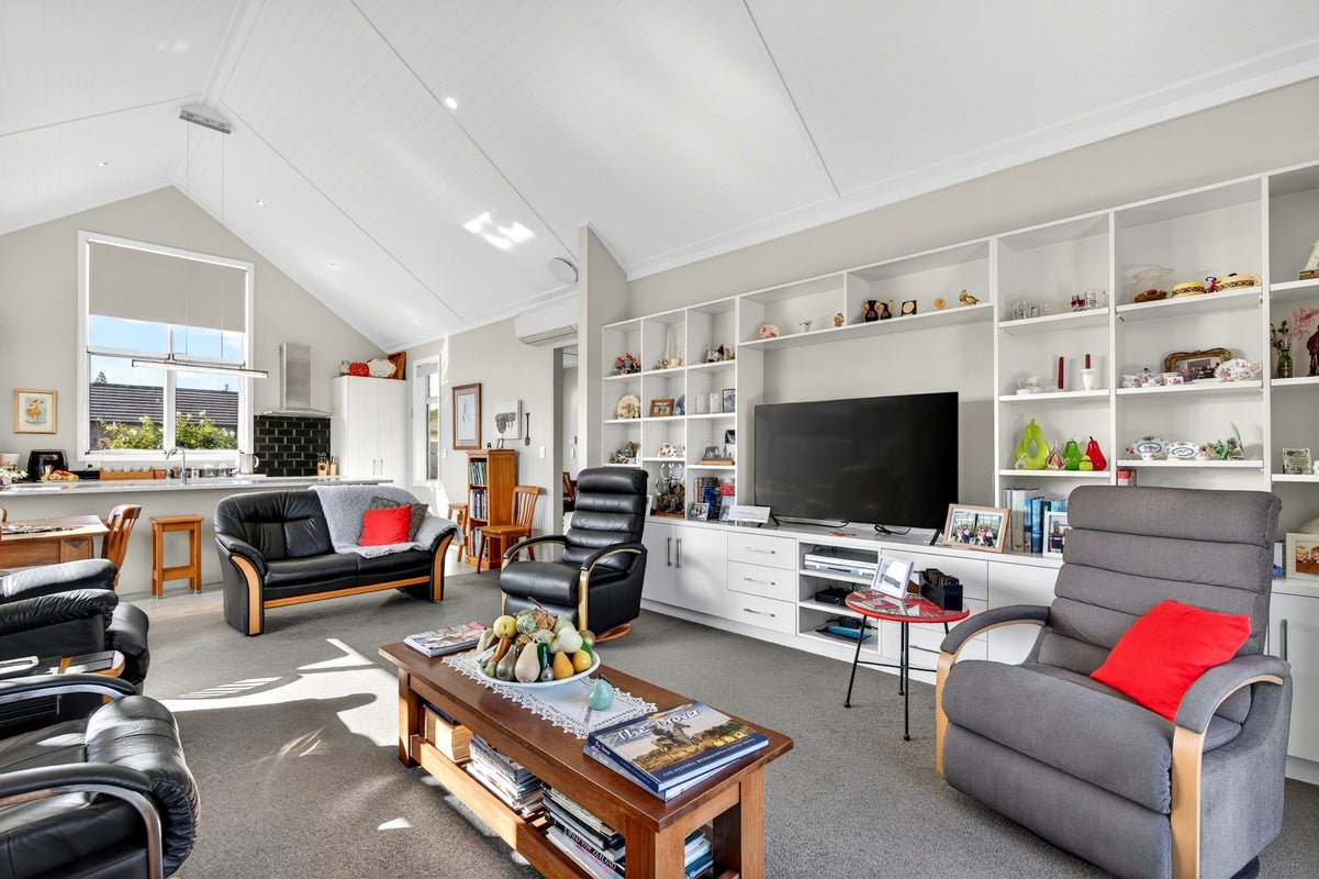 13 Tarata GR, LANSDOWNE, MASTERTON - Carousel 2