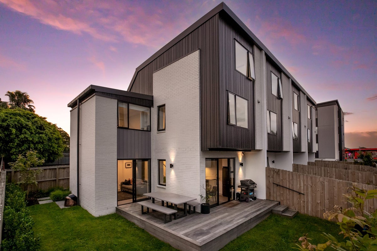 1028D Great North Road, Point Chevalier, Auckland - Carousel 1