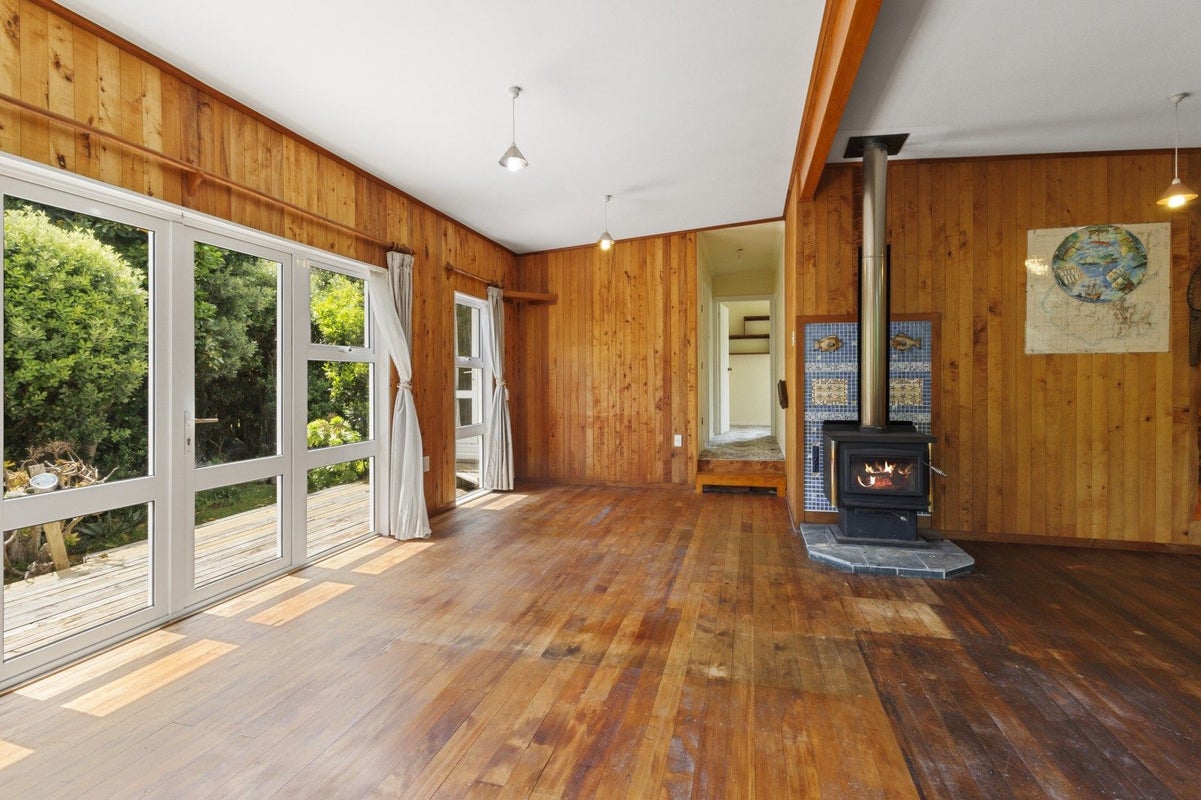 8 Estuary Street, Karori - Carousel 2