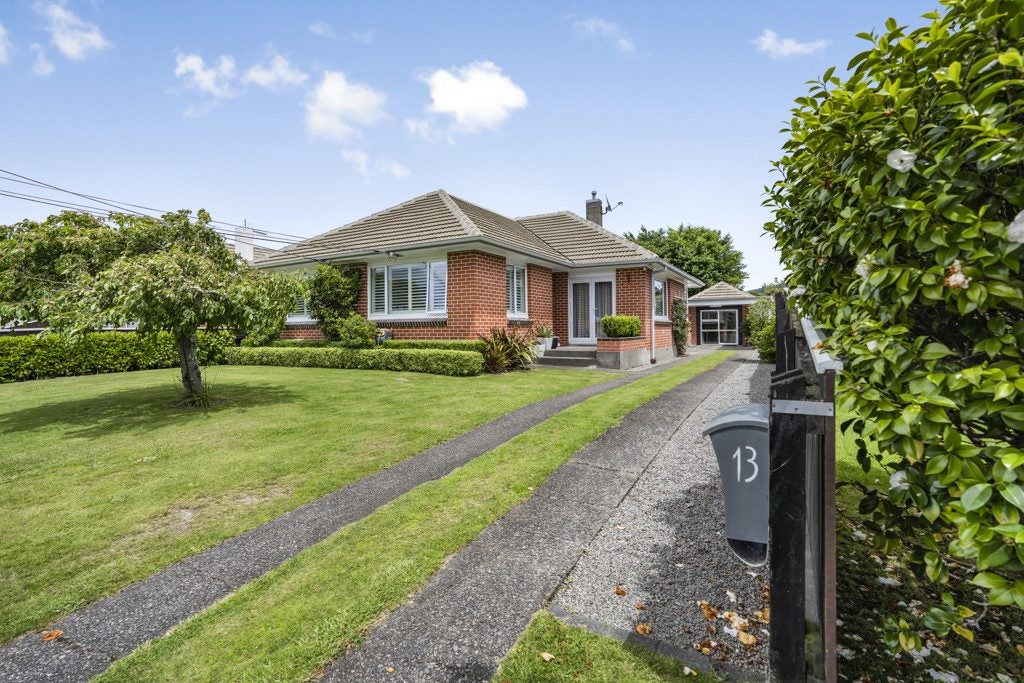 13 Craig Grove, Elderslea, Upper Hutt - Carousel 1