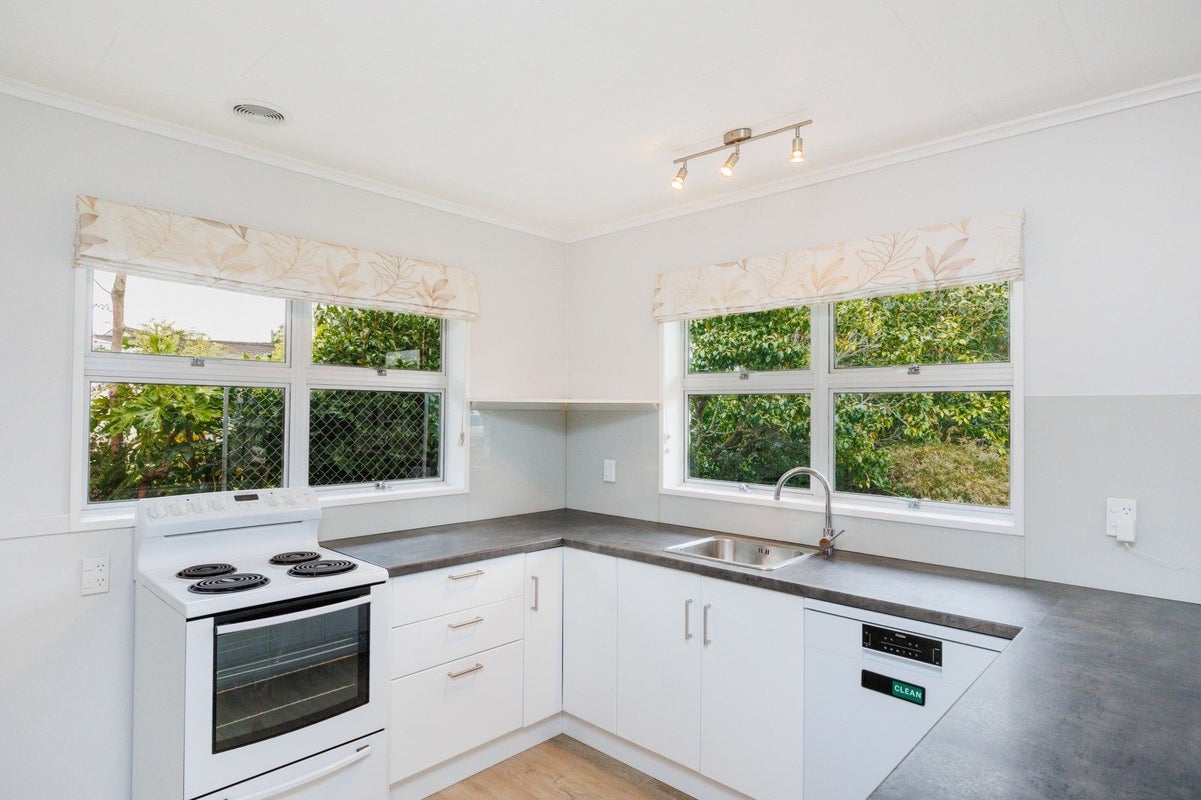 4 Te Punga Place, Awapuni, Palmerston North - Carousel 2