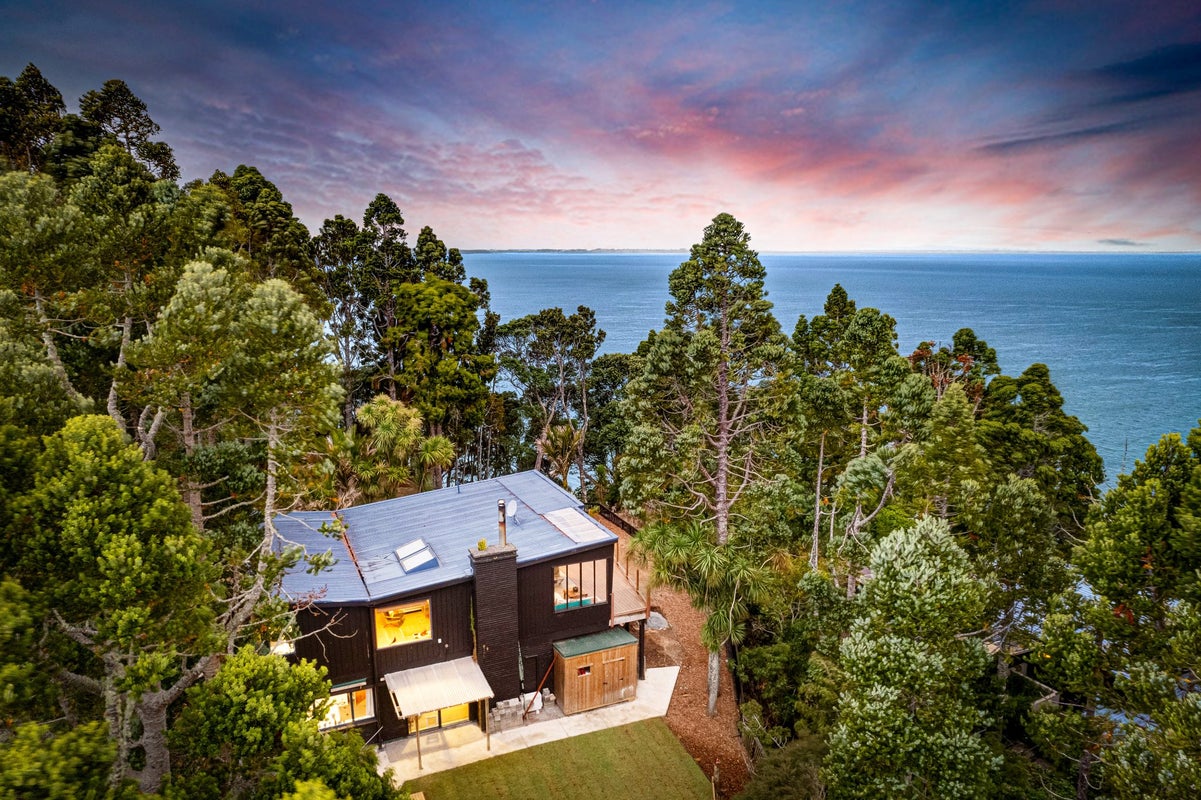 31 Arama Avenue, Titirangi, Auckland - Carousel 2