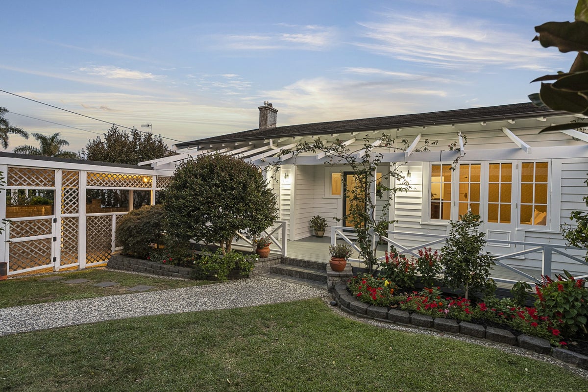 76 Alberton Avenue, Mount Albert, Auckland - Carousel 1