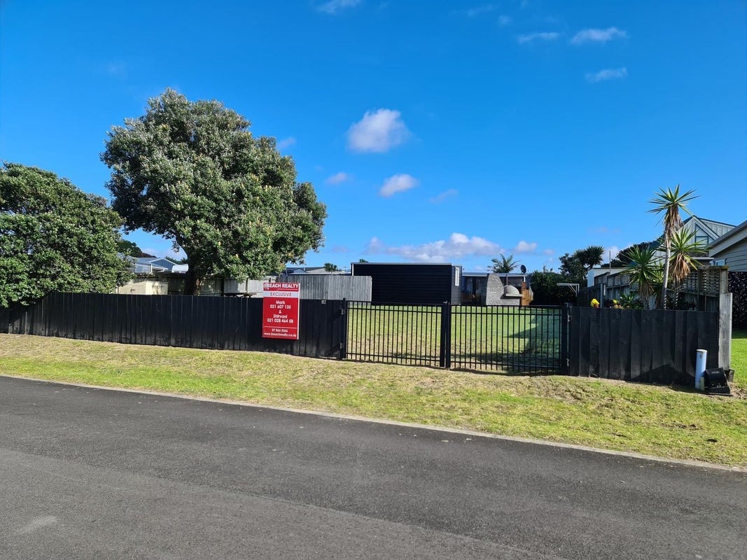 102 Kauri Crescent, Matarangi - Carousel 1