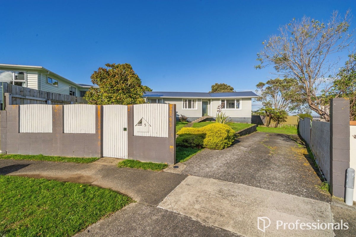 5 Holly Grove, Maungaraki, Lower Hutt - Carousel 1