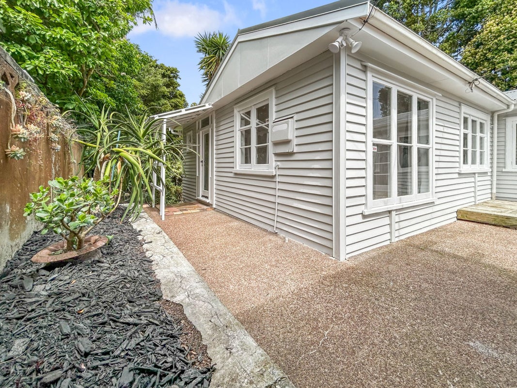 77 Kauri Point Road, Laingholm, Auckland - Carousel 1