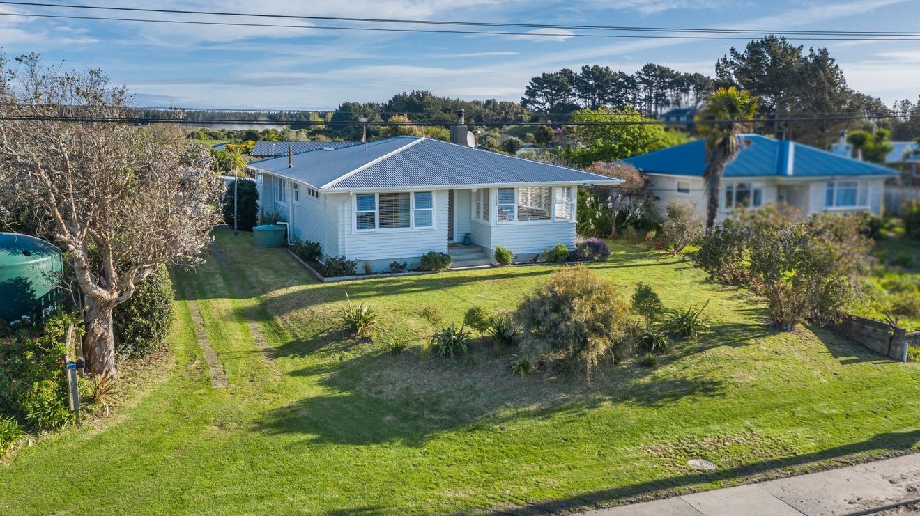579 Waitarere Beach Road, Waitarere Beach, Levin - Carousel 2