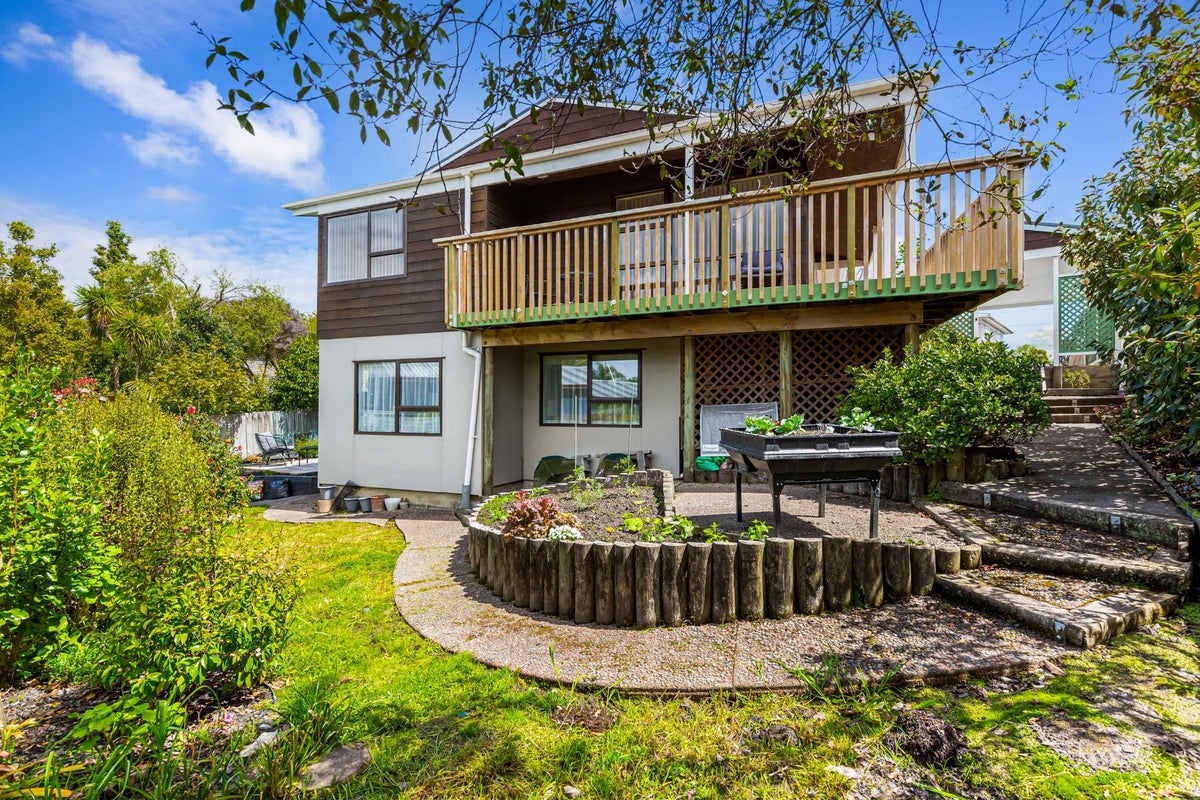 2/17 Duncan Avenue, Te Atatu South, Auckland - Carousel 1