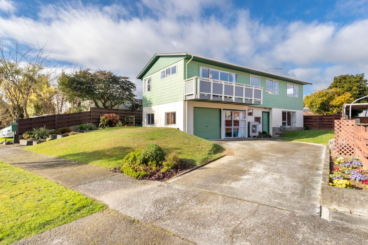 38 Pasadena Crescent, Totara Park, Upper Hutt - Carousel 1