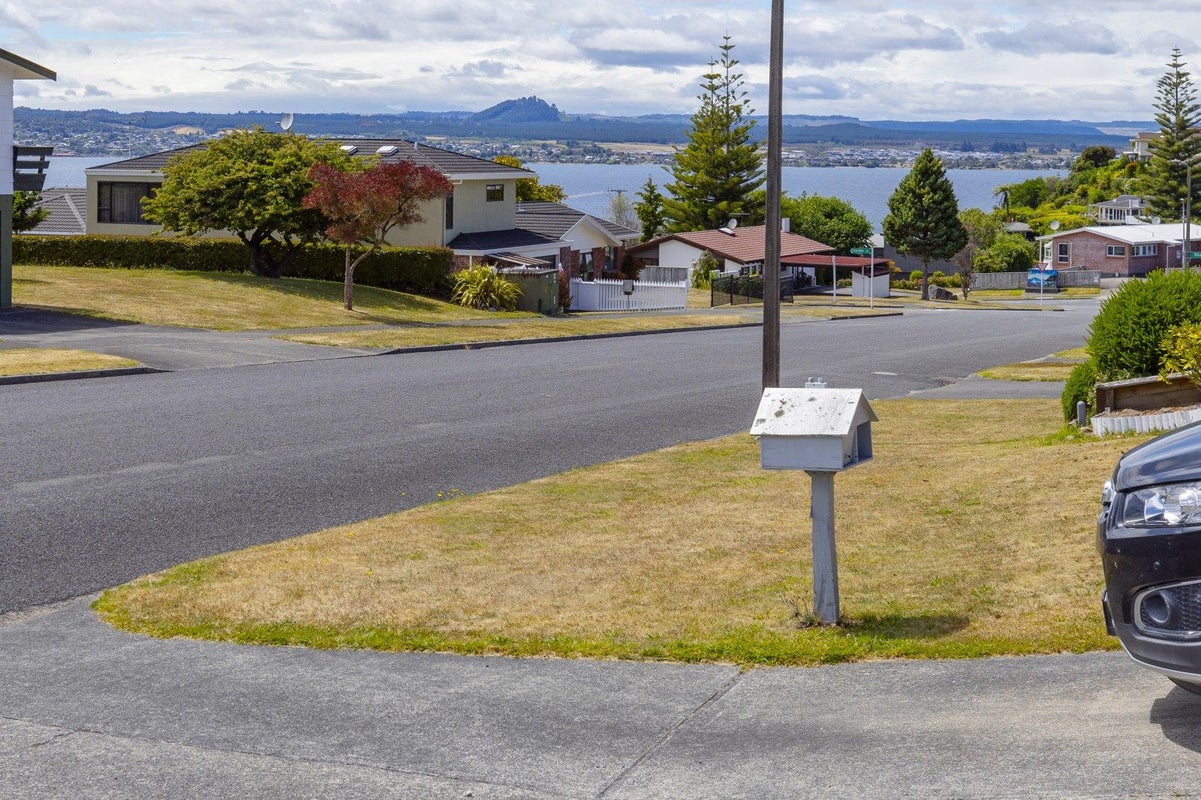7 Reeves Road, Acacia Bay, Taupo - Carousel 2