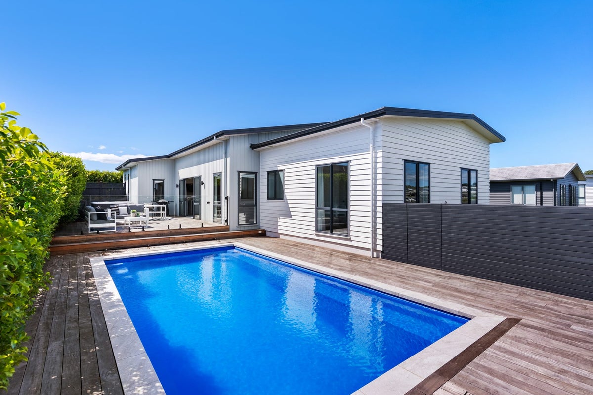 191 Ninth View Avenue, Beachlands, Auckland - Carousel 1