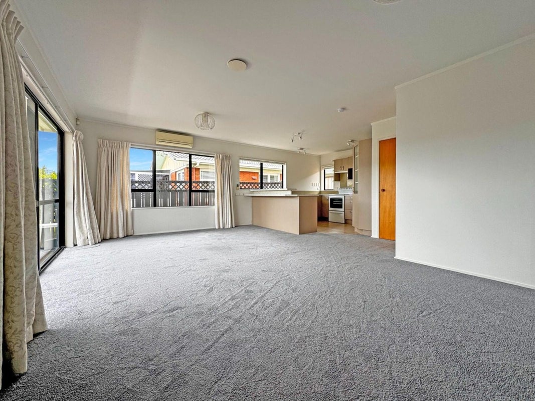 1/12 Shakespeare Road, Milford, Auckland - Carousel 2