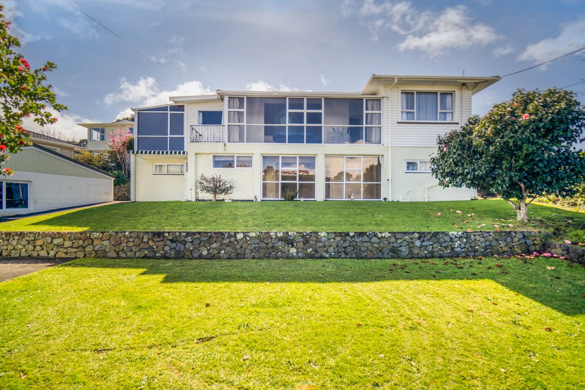 9 Stuart Place, Blagdon, New Plymouth - Carousel 1