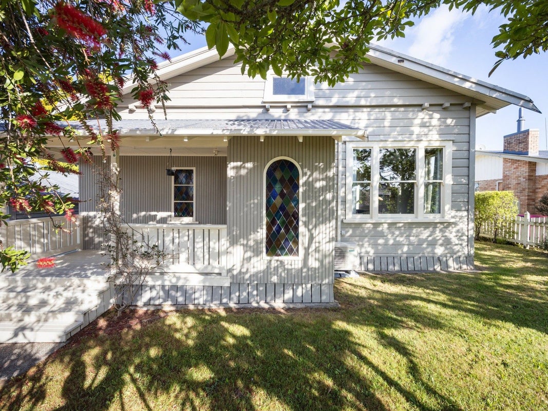 31 Forest Lake Road, Forest Lake, Hamilton - Carousel 1