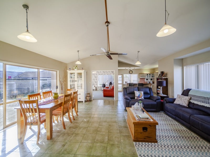 10 Amanda Place, Mayfair, Hastings - Carousel 1