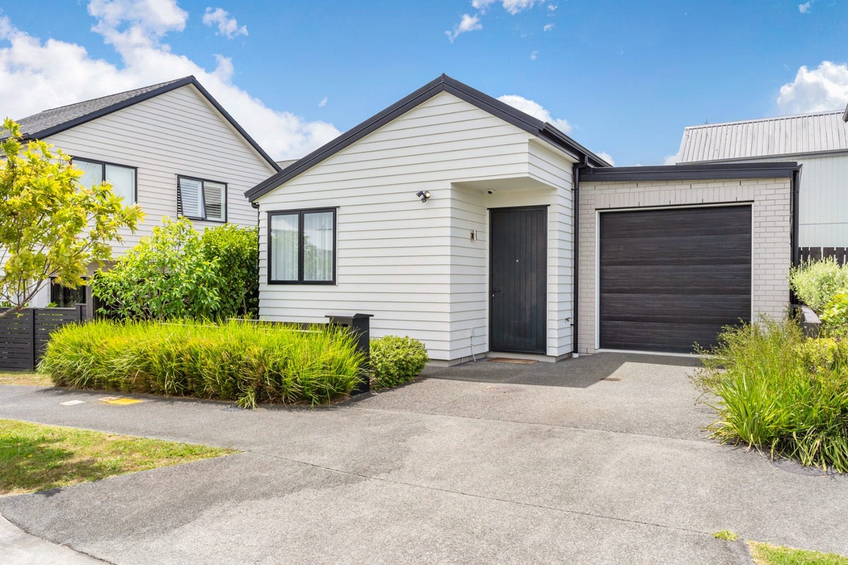 6 Aveline Place, Glen Innes, Auckland - Carousel 1