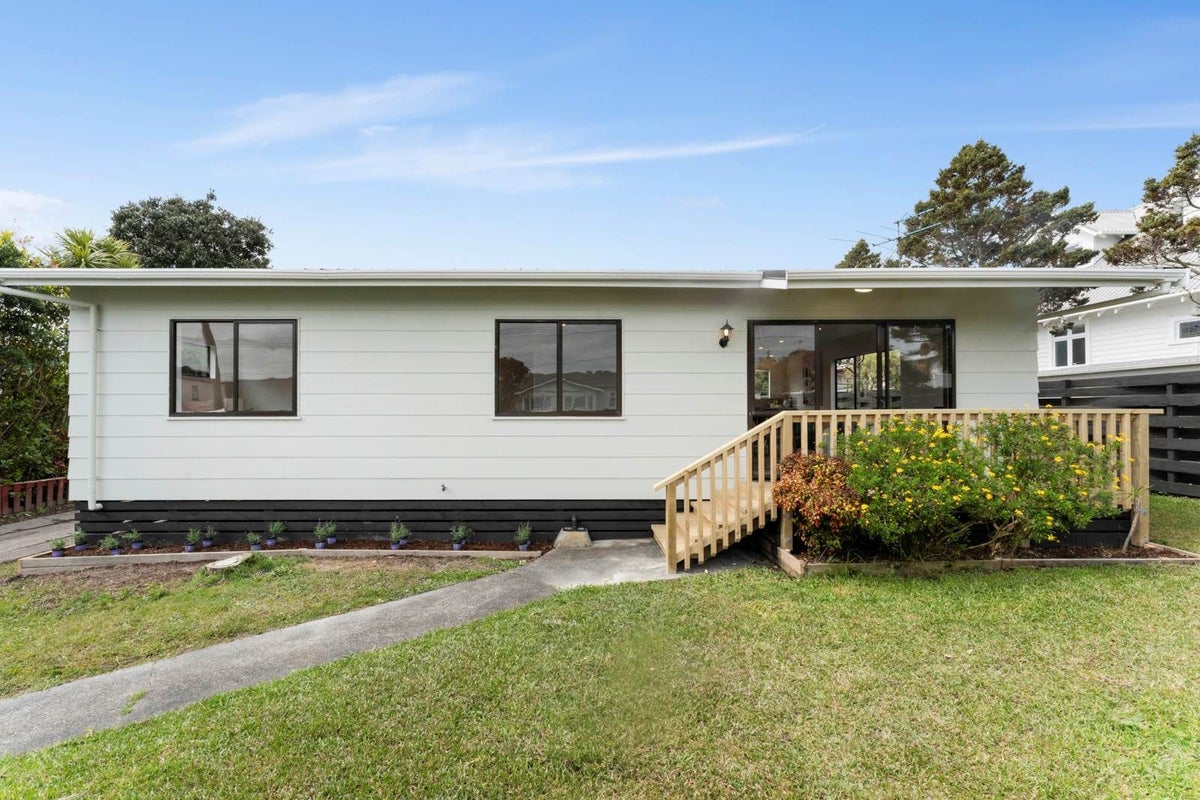 1/91 Lynwood Road, New Lynn, Auckland - Carousel 1