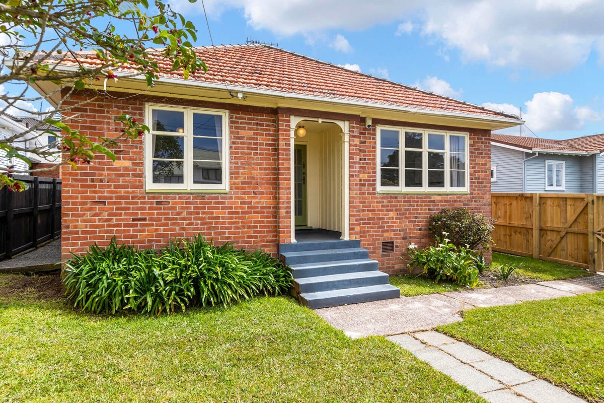 5 Mons Avenue, Mount Roskill, Auckland - Carousel 1