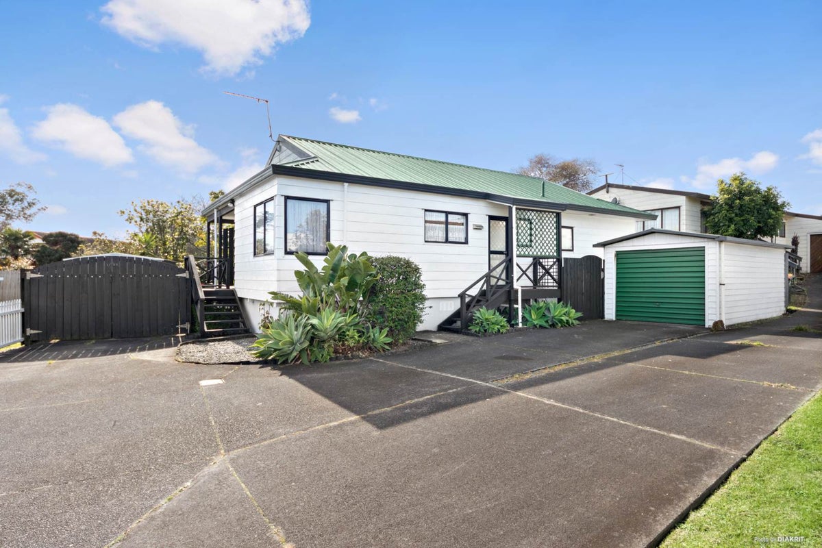 1/25 De Quincey Terrace, Highland Park, Auckland - Carousel 1