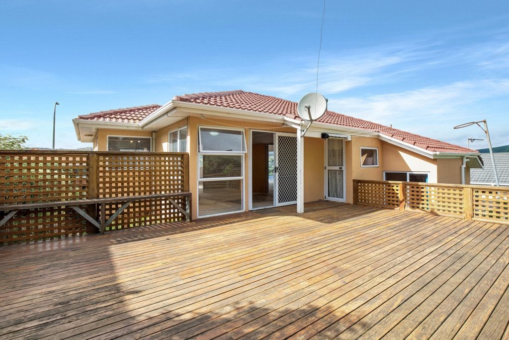 20 Ordley Grove, Tawa, Wellington - Carousel 1