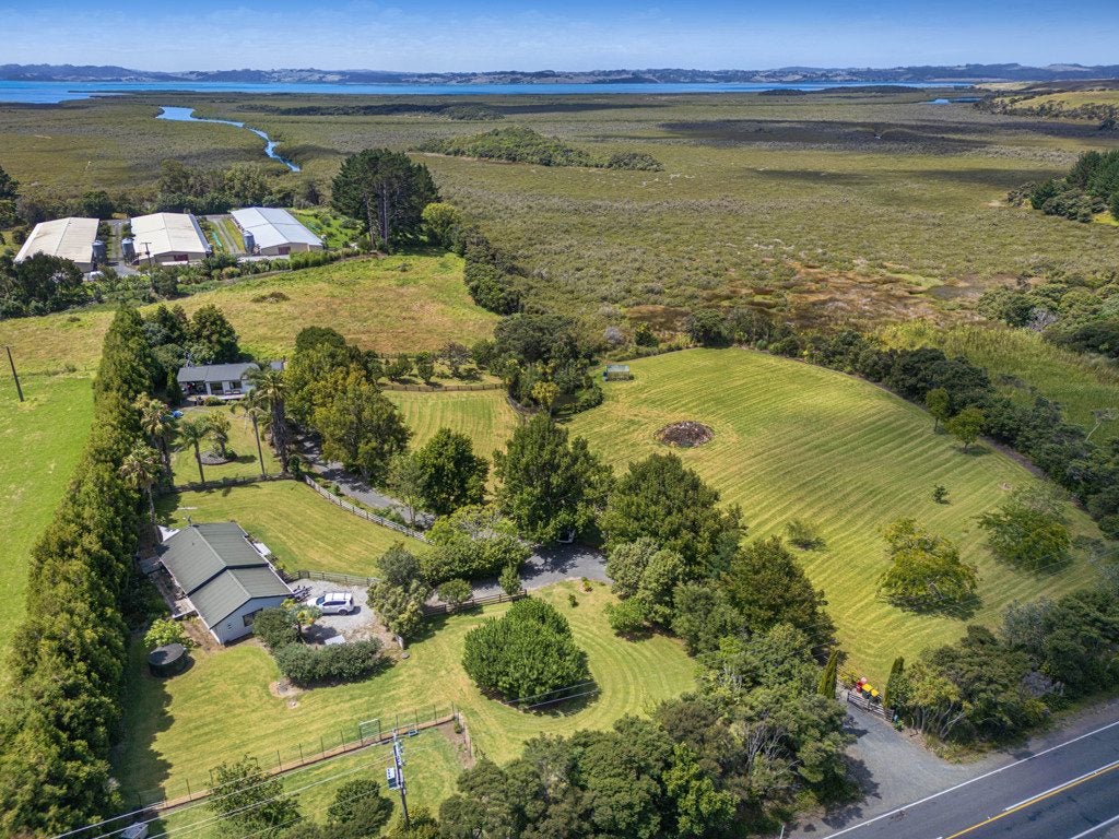 786 South Head Road, Helensville - Carousel 1
