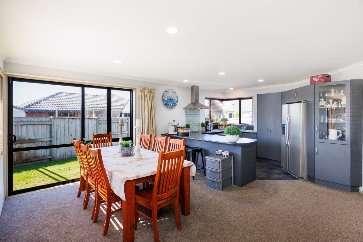 12 Walnut Grove, Kelvin Grove, Palmerston North - Carousel 2