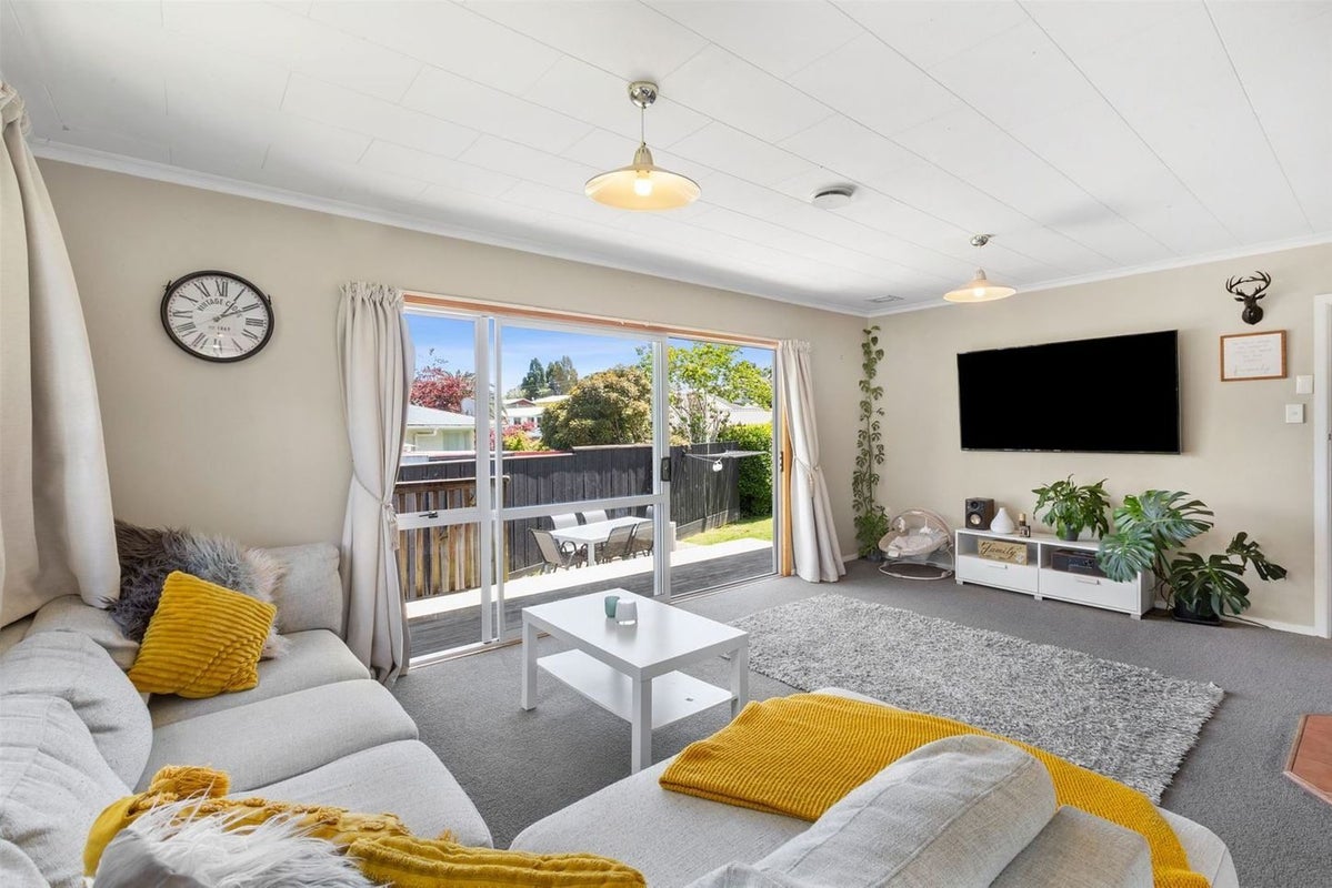 42 Cumberland Street, Merrilands, New Plymouth - Carousel 2