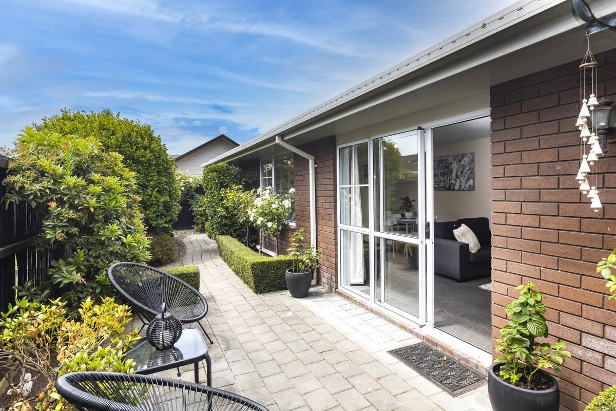 1/5A REGENCY CRESCENT, Redwood, Christchurch - Carousel 1
