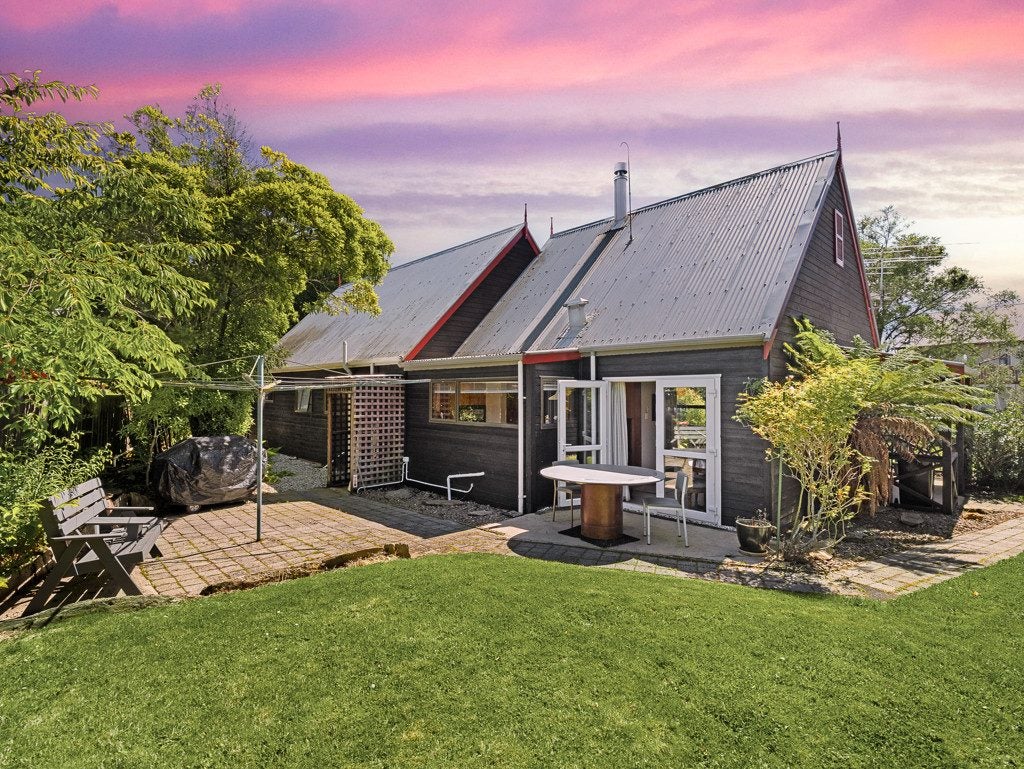 18 Walton Park Avenue, Fairfield, Dunedin - Carousel 1