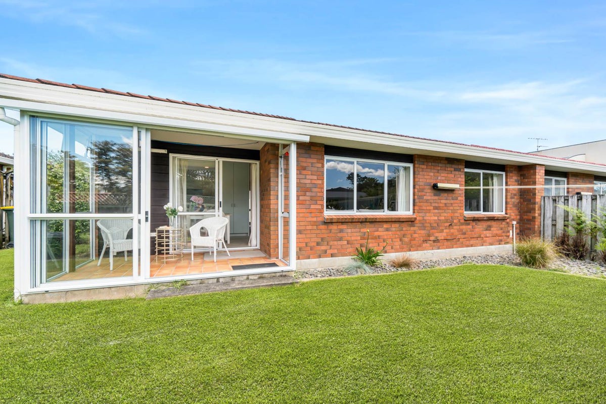 1/28A Godley Road, Green Bay, Auckland - Carousel 2