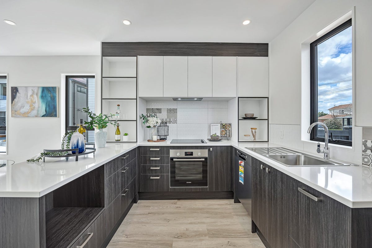6/47 Beach Road, Te Atatu Peninsula, Auckland - Carousel 1