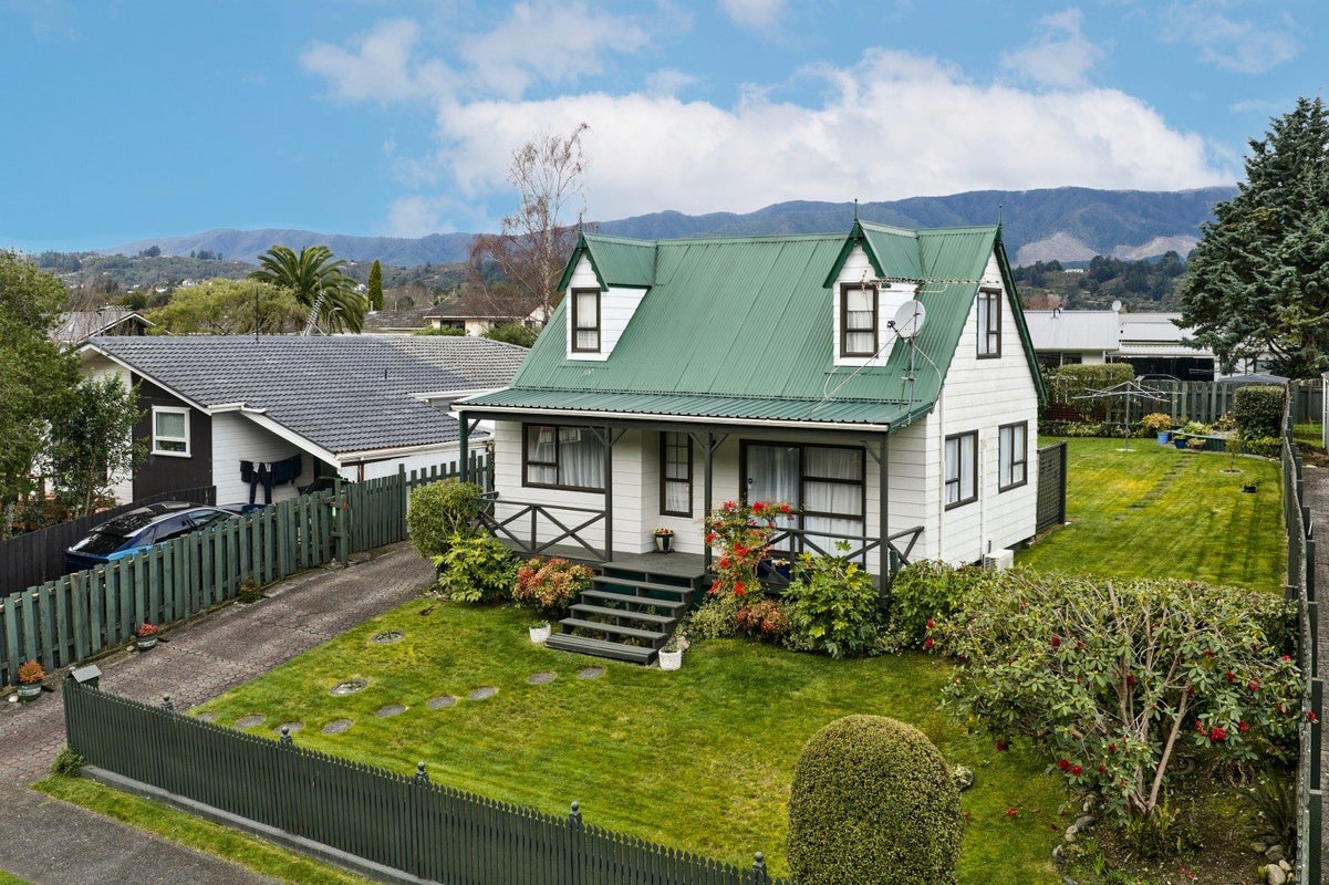 26 Hartford Crescent, Totara Park, Upper Hutt - Carousel 1