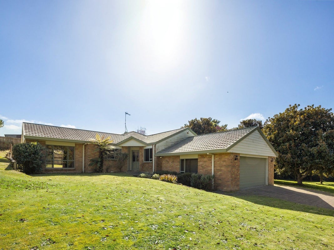 20 John Webb Drive, Glenview, Hamilton, Waikato - Carousel 2