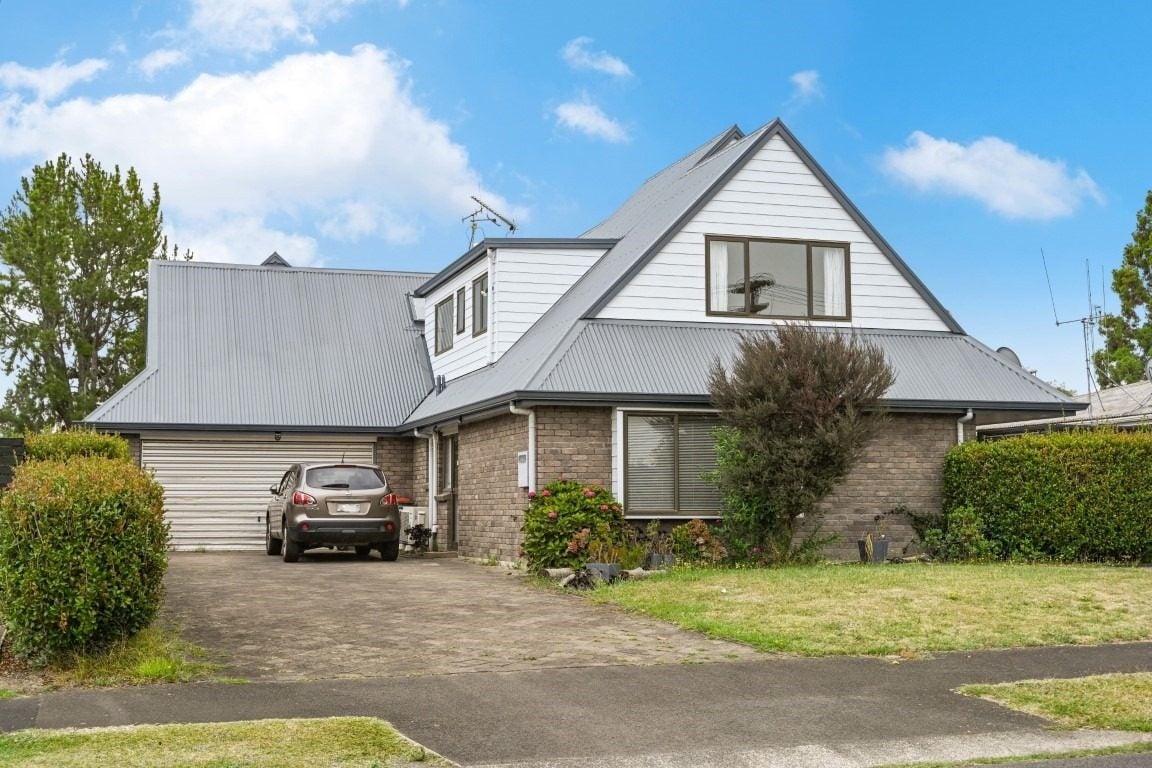 29 Regent Street, Silverdale, Hamilton - Carousel 1