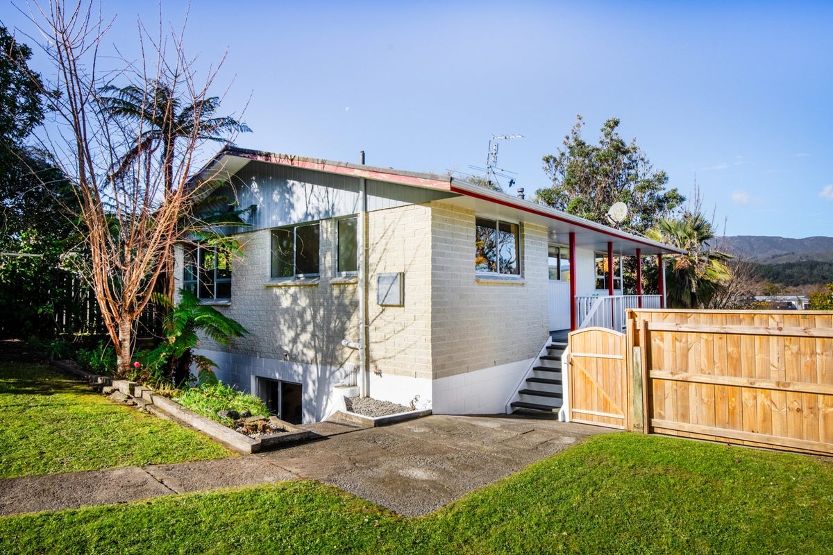 19 Hartford Crescent, Totara Park, Upper Hutt - Carousel 24
