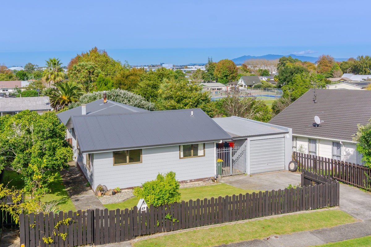 69 Pohutukawa Drive, Pukete, Hamilton - Carousel 1
