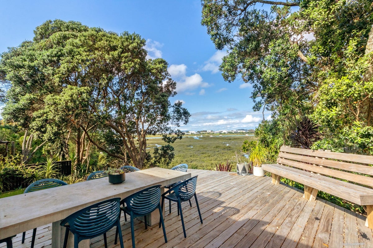 122 Tiroroa Avenue, Te Atatu South, Auckland - Carousel 2