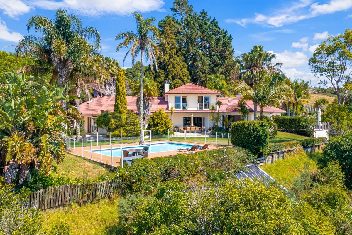 131 Point View Drive, East Tamaki Heights, Auckland - Carousel 1