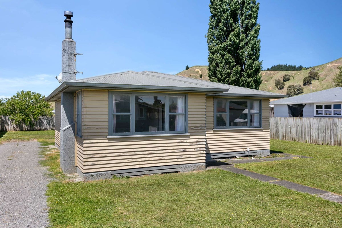 10 Currie Street, Te Karaka - Carousel 2