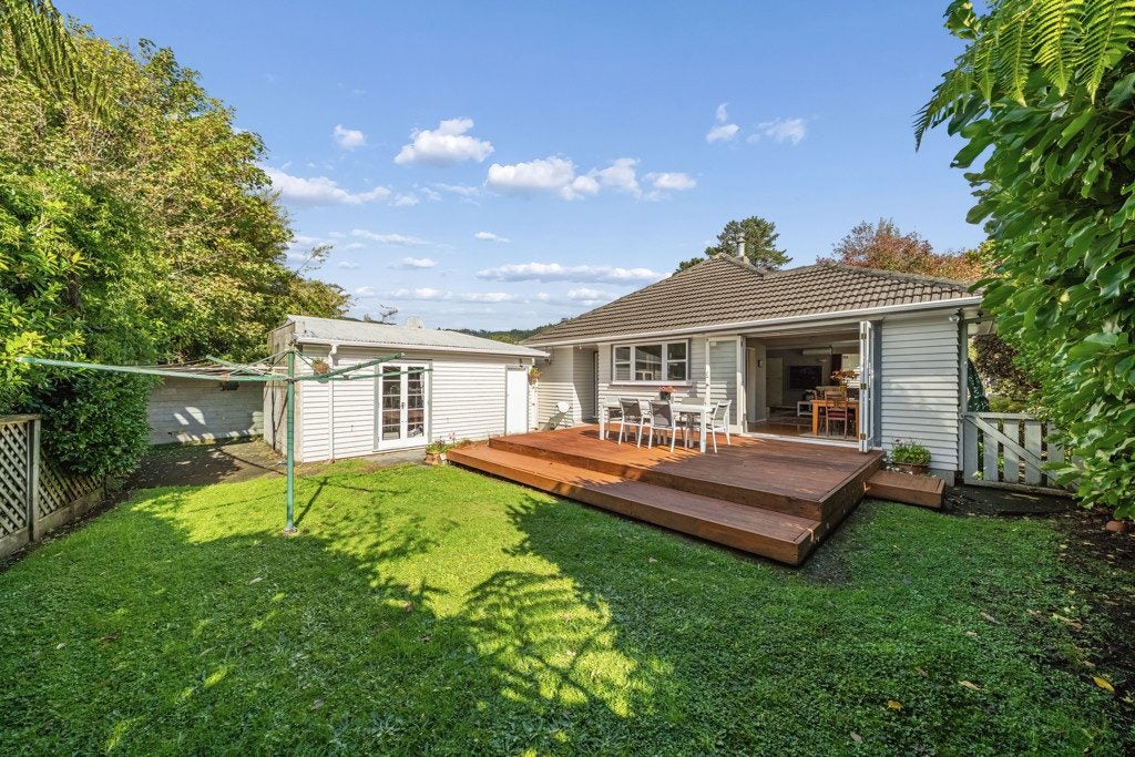 13 Deller Grove, Silverstream, Upper Hutt - Carousel 2