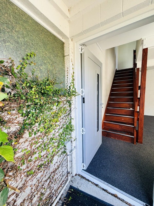 10 Waiwera Crescent, Maupuia, Wellington - Carousel 2