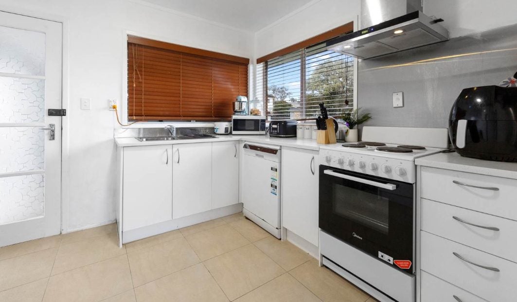 2/10 Ballater Place, Highland Park, Auckland - Carousel 2
