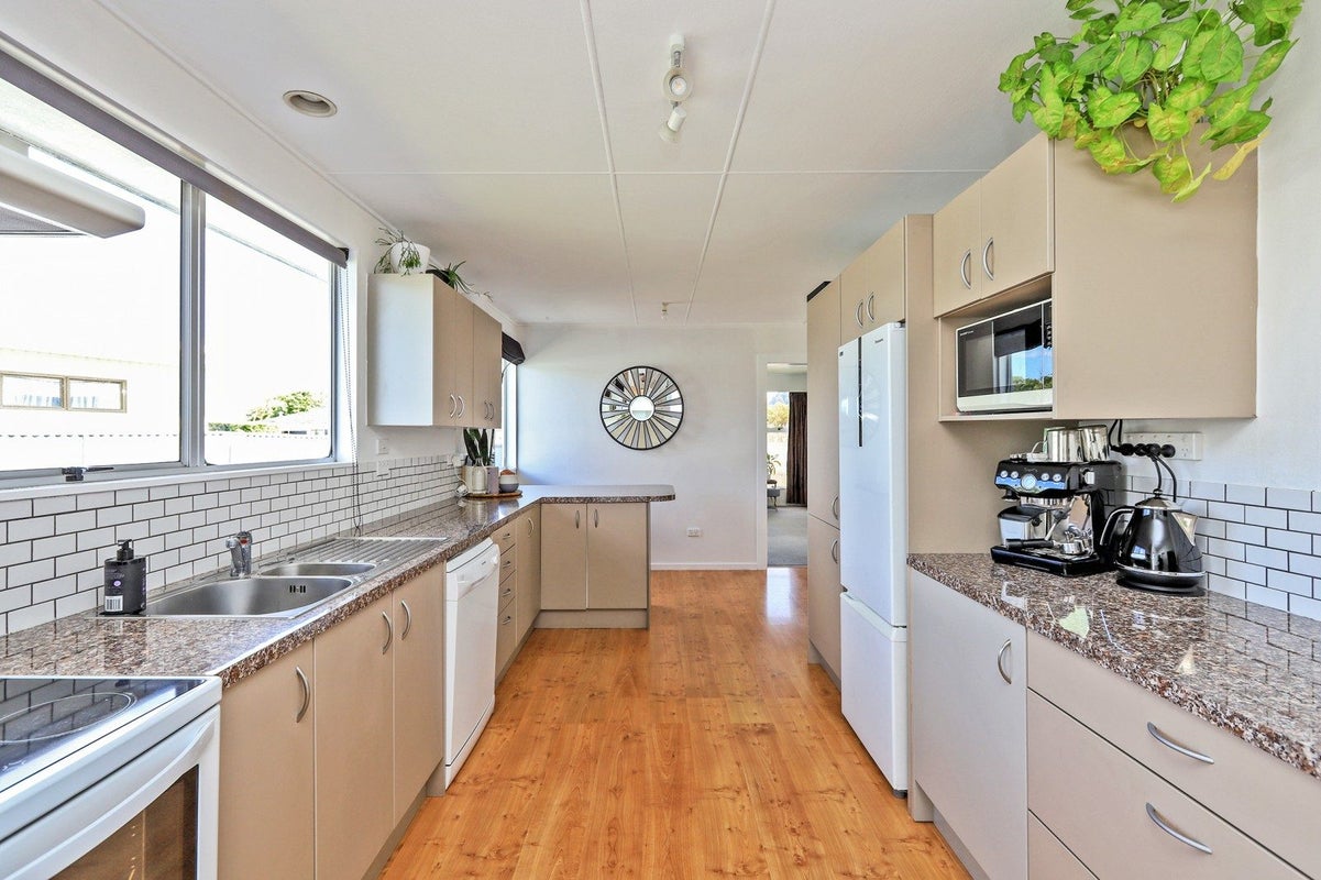 15 Cooke Place, Taradale, Napier - Carousel 2