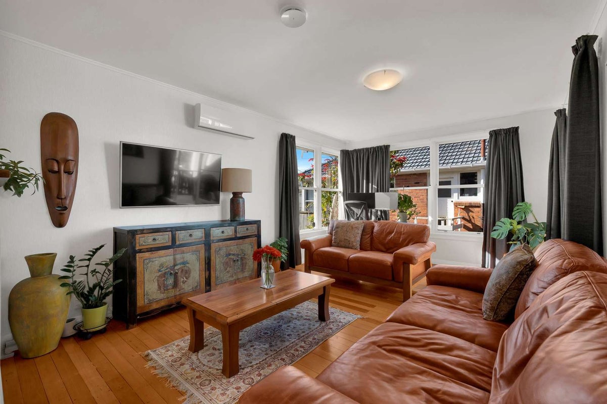 30 Weybridge Crescent, Glen Innes, Auckland - Carousel 2