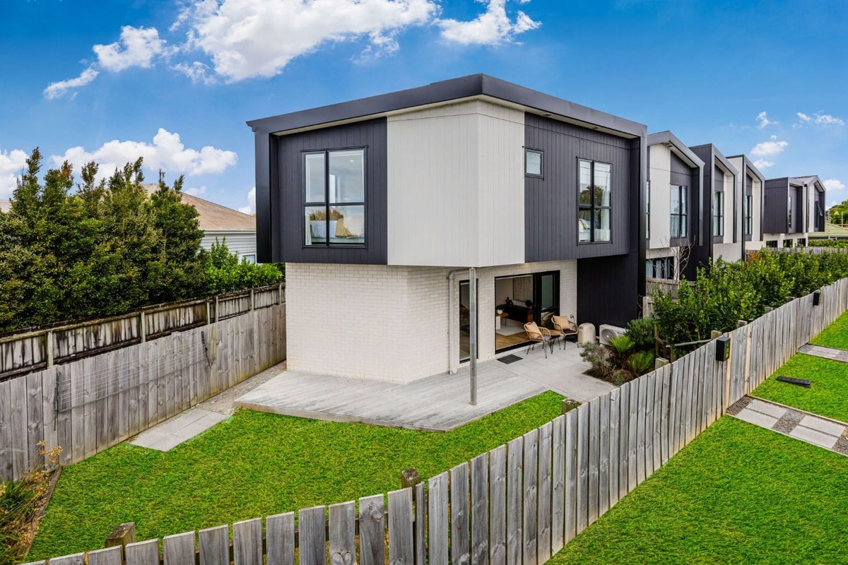 1/2 Waipa Street, Birkenhead, Auckland - Carousel 1