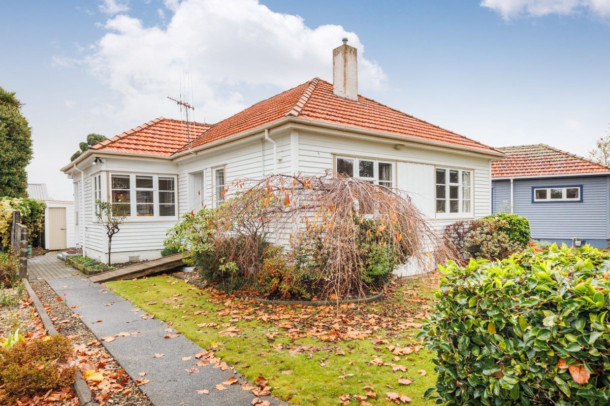 42 Rangiora Avenue, Roslyn, Palmerston North - Carousel 1
