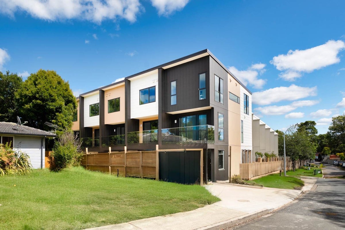 12 South Pacific Place, Henderson, Waitakere City, Auckland - Carousel 1