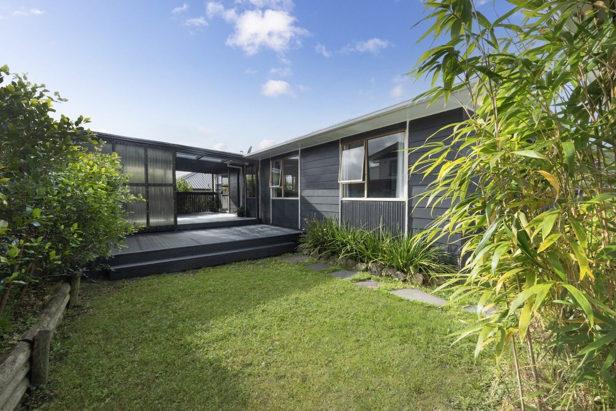 8 Aquarius Avenue, Glen Eden, Auckland - Carousel 11